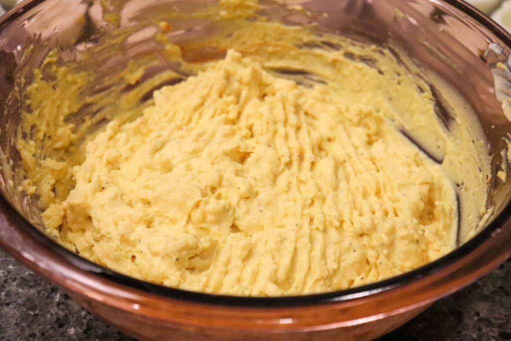 mezcla de mayonesa con yema de huevo para preparar huevos rellenos o huevos endiablados