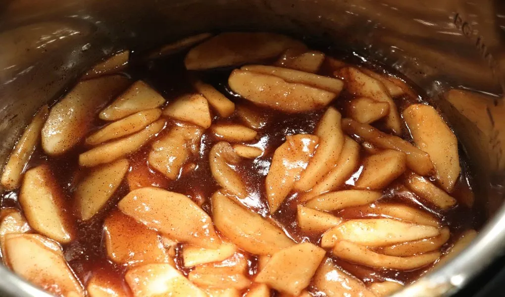 Instant_Pot-Olla_Express-manzanas_con_canelaPostre de manzana con canela en la olla instantánea