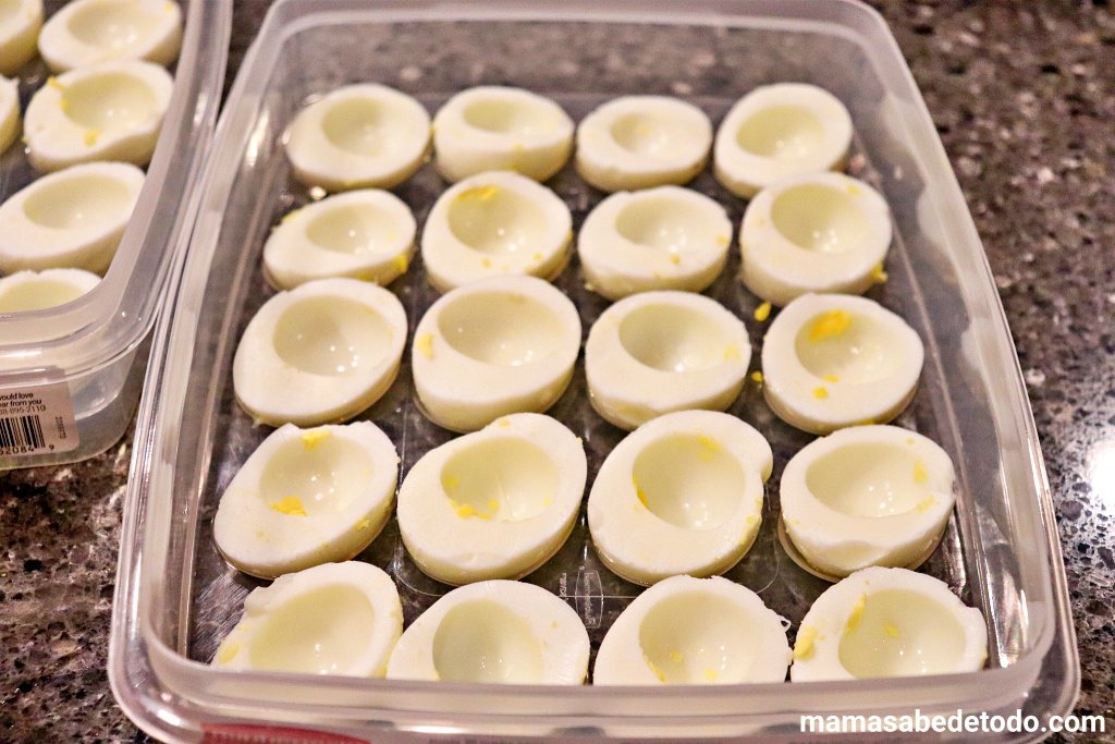 huevos rellenos o huevos endiablados en una bandeja para huevos