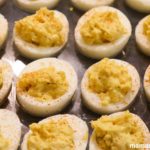 Una bandeja de huevos rellenos, huevos endiablados o deviled eggs