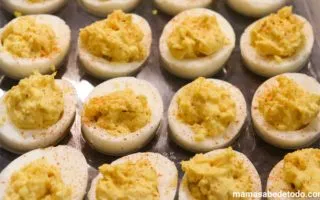 Una bandeja de huevos rellenos, huevos endiablados o deviled eggs