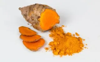 Raíz de cúrcuma y cúrcuma en polvo